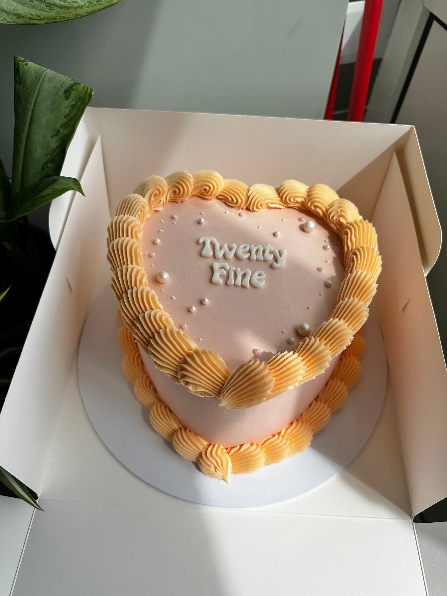 8inch Retro Round & Heart Cakes - Classic Flavours